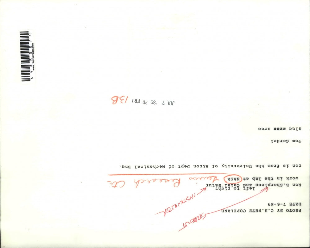 1989 Press Photo Ron Sharpless & Celal Batur work in the lab at NASA Lewis Ctr