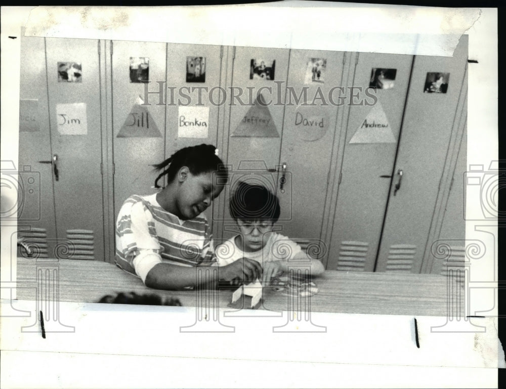 1986 Press Photo Felicia Lee works with Mathieu Wicker At Canterbury Elem.School- Historic Images