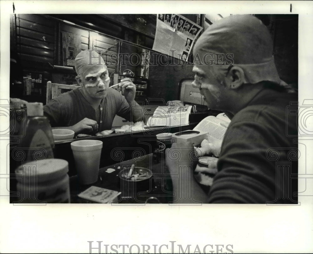 1985 Press Photo Tom Andrako doing the Halloween make up- Historic Images