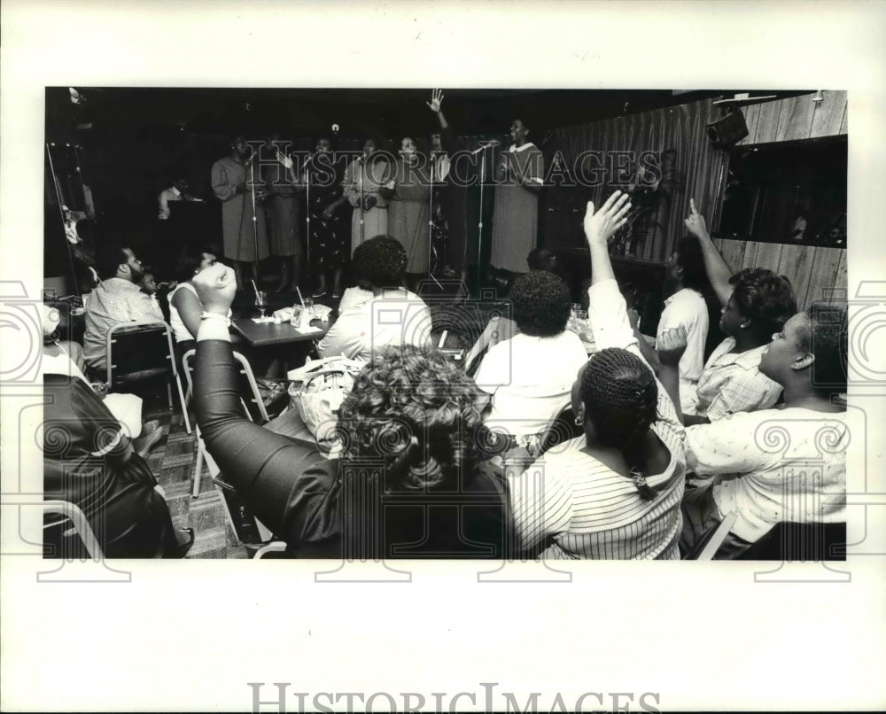 1984 Press Photo The Alternative club guests- Historic Images