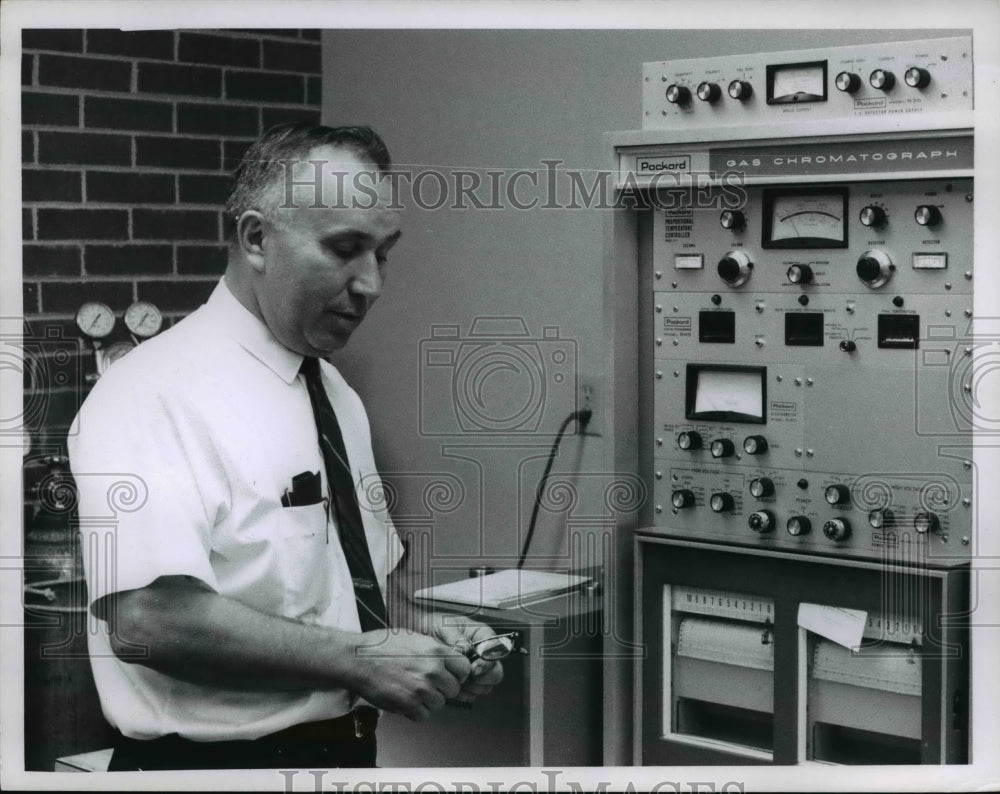 1967 Press Photo  Steve Molnar at Ohio Crime Laboratory - Historic Images