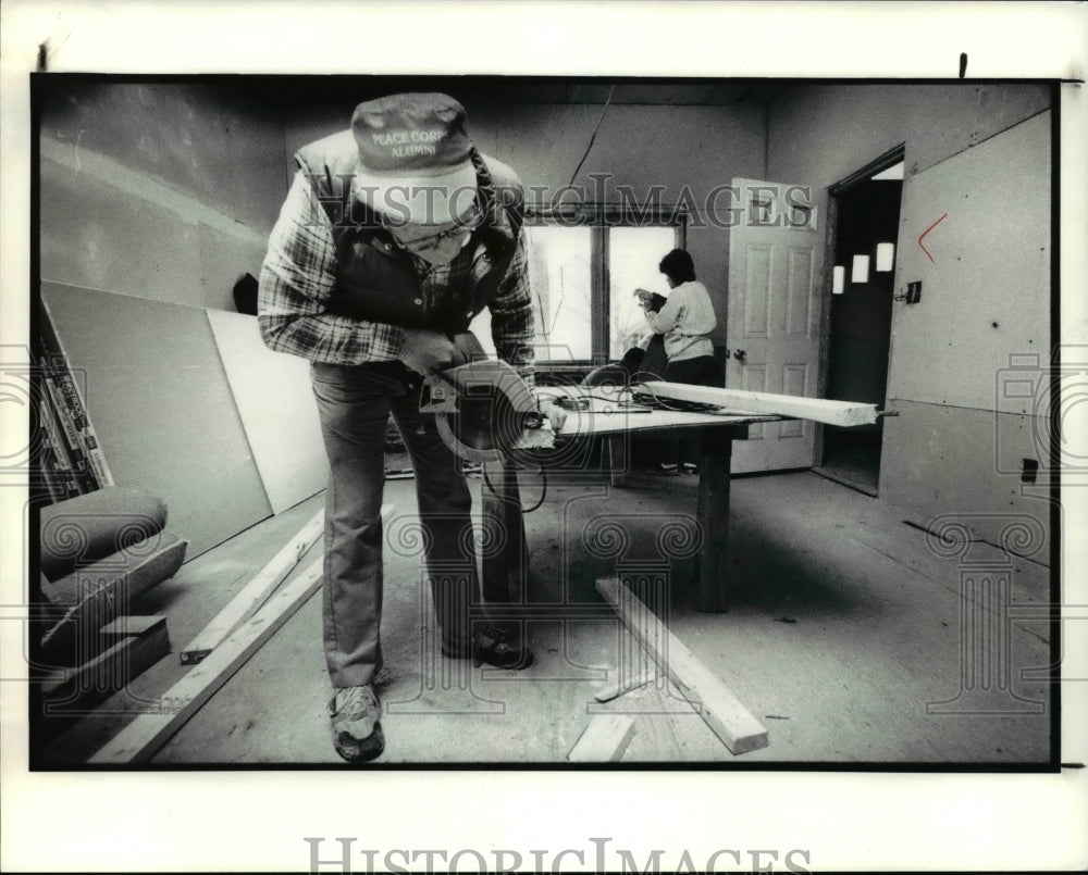 1990 Press Photo Peace Corps alumni volunteer their time to Habitat for Humanity- Historic Images