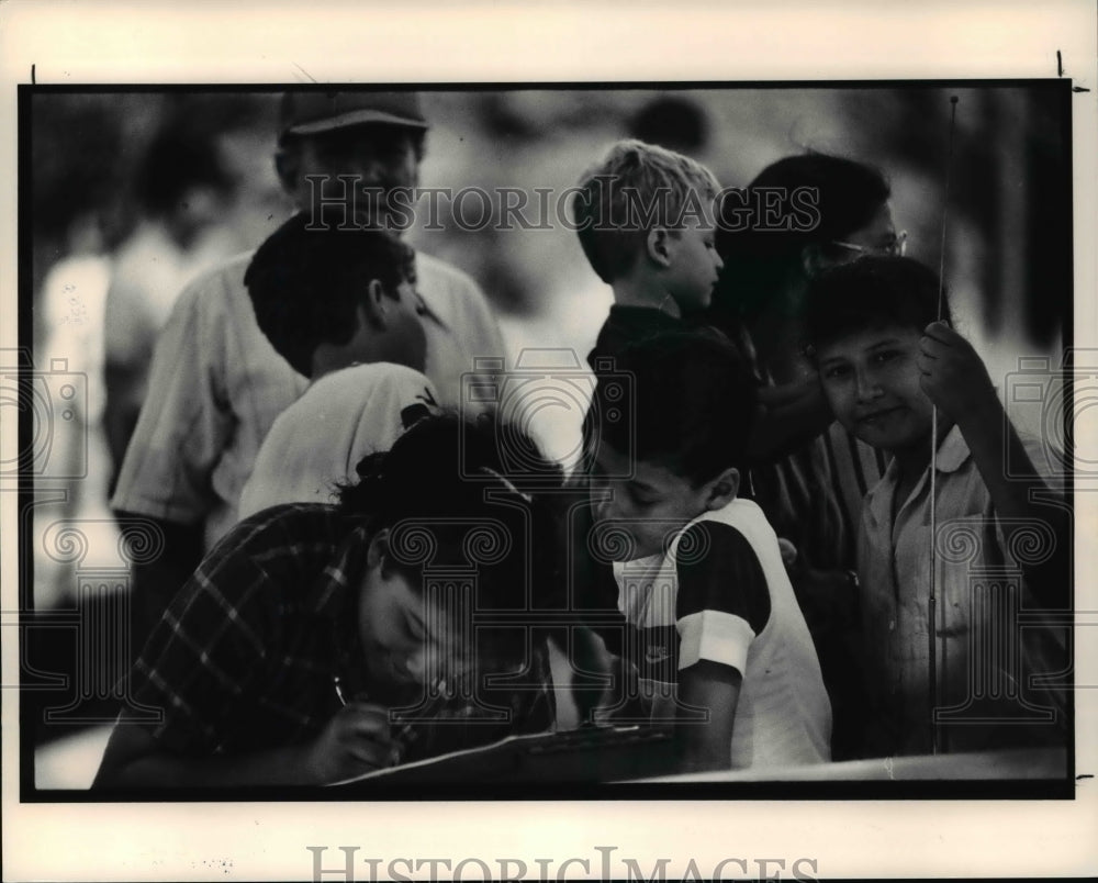 1990 Press Photo Family signing in to work on Habitat for Humanity houses- Historic Images