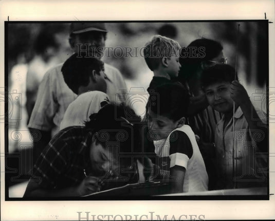 1990 Press Photo Family signing in to work on Habitat for Humanity houses- Historic Images