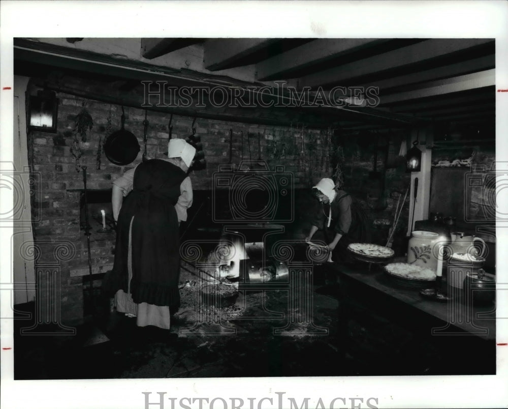 1991 Press Photo Cooking at the fireplace at Hale Farm- Historic Images