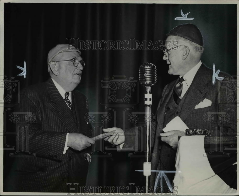 1948 Press Photo Elmore Bacon being presented the thousand dollar bill- Historic Images