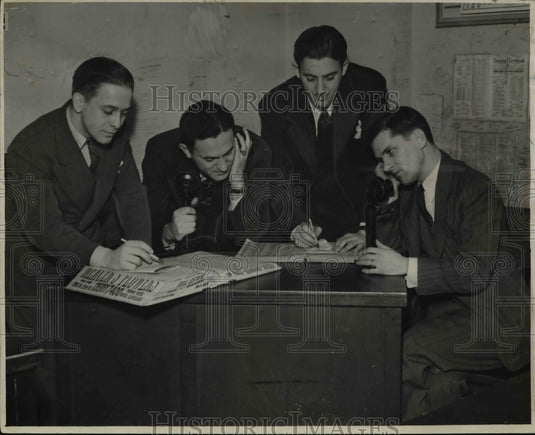 1941 Press Photo The News police reporters at the Central Police Station- Historic Images