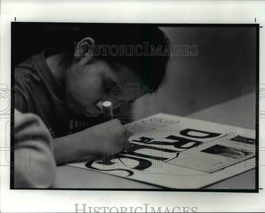 1991 Press Photo Dana Bringsthem on poster at American Indian Cultural Center- Historic Images