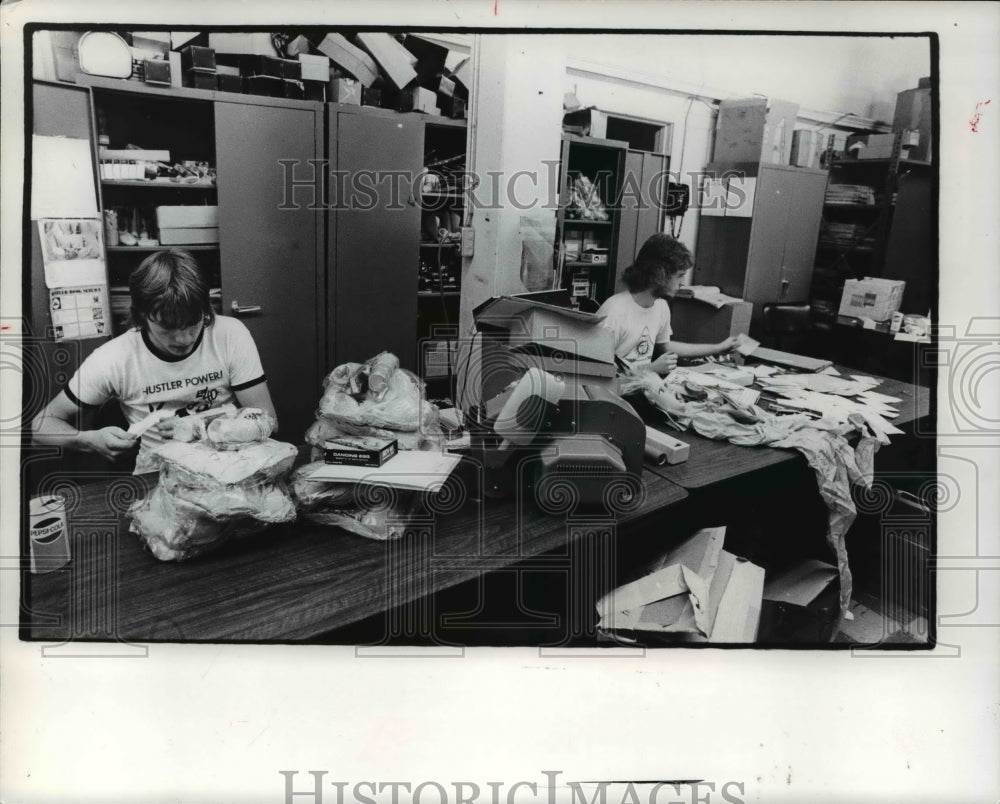 1976 Press Photo Jim Mitchell &amp; Steve Duncan at Leisure Time Products- Historic Images