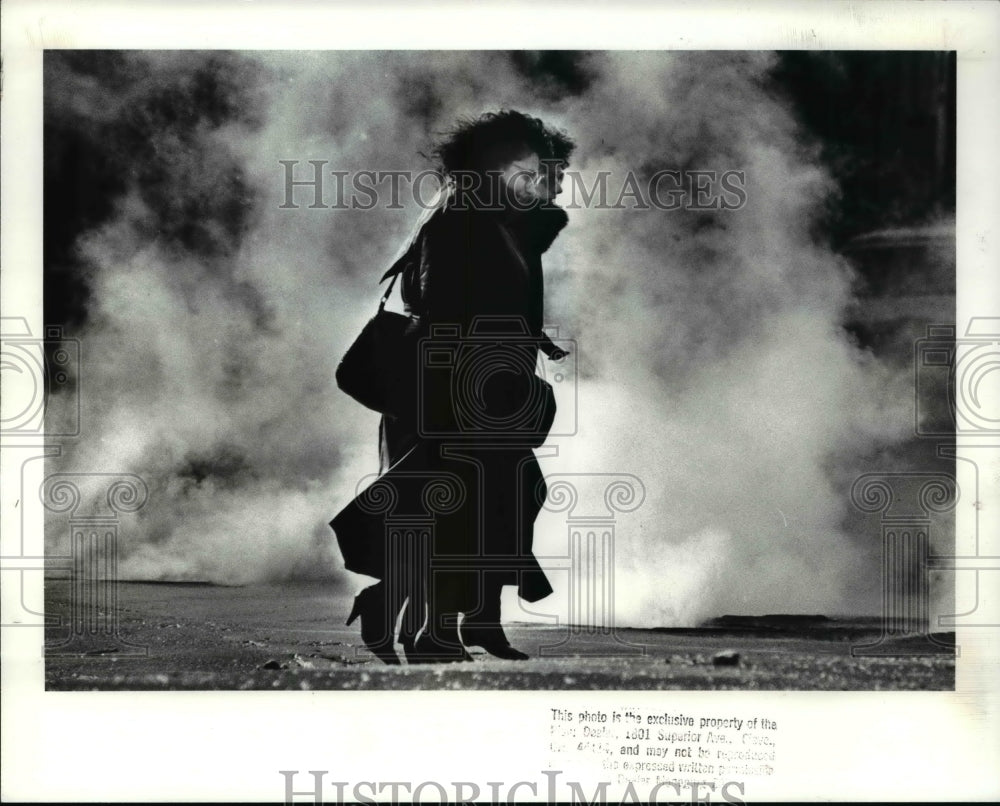 1998 Press Photo Steam from manholes in the street at the corner of east 9th- Historic Images