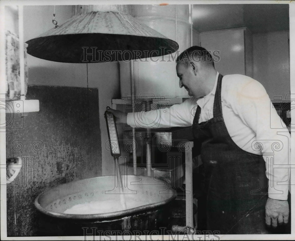 1970 Press Photo Paul Richards Maple Sugar Industry- Historic Images