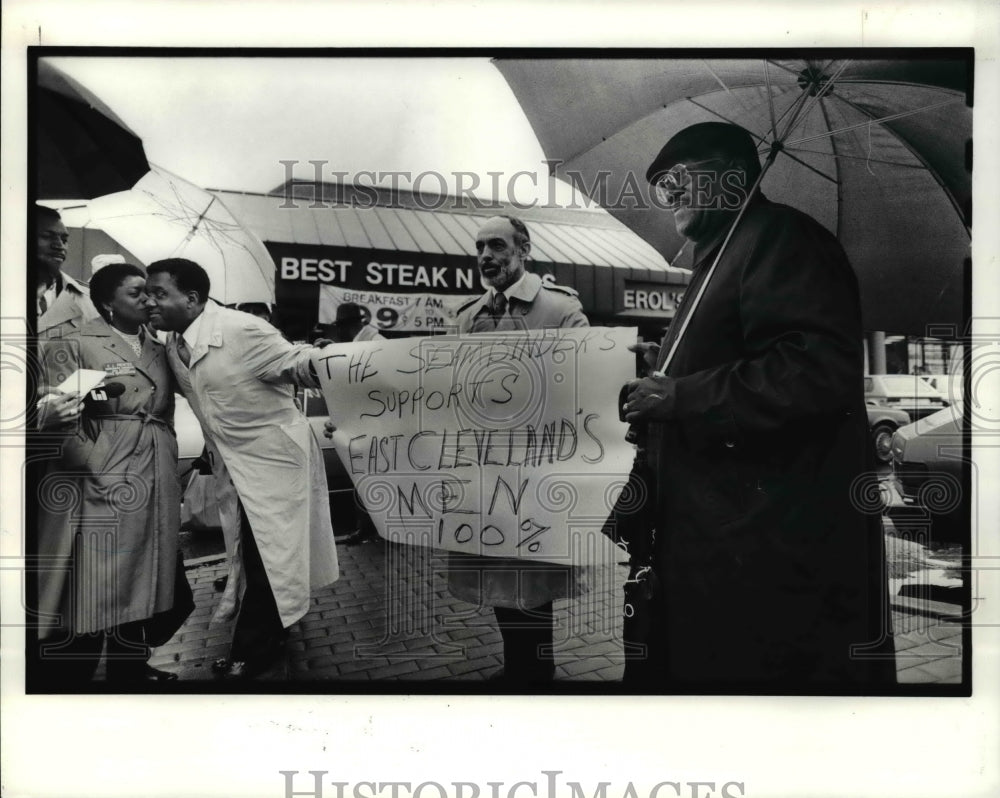 1990 Press Photo Harold Miller, Mayor Wallace and Reverend Edward Small - Historic Images