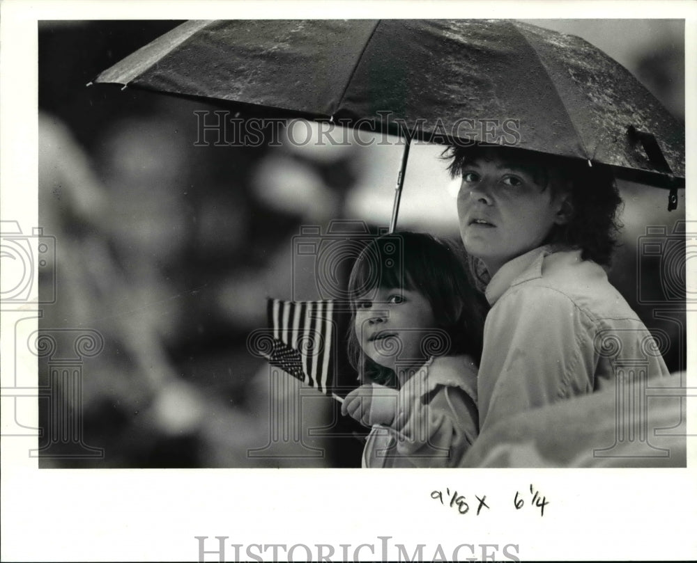 1991 Press Photo The three year old Anne Schmidt with her flag- Historic Images