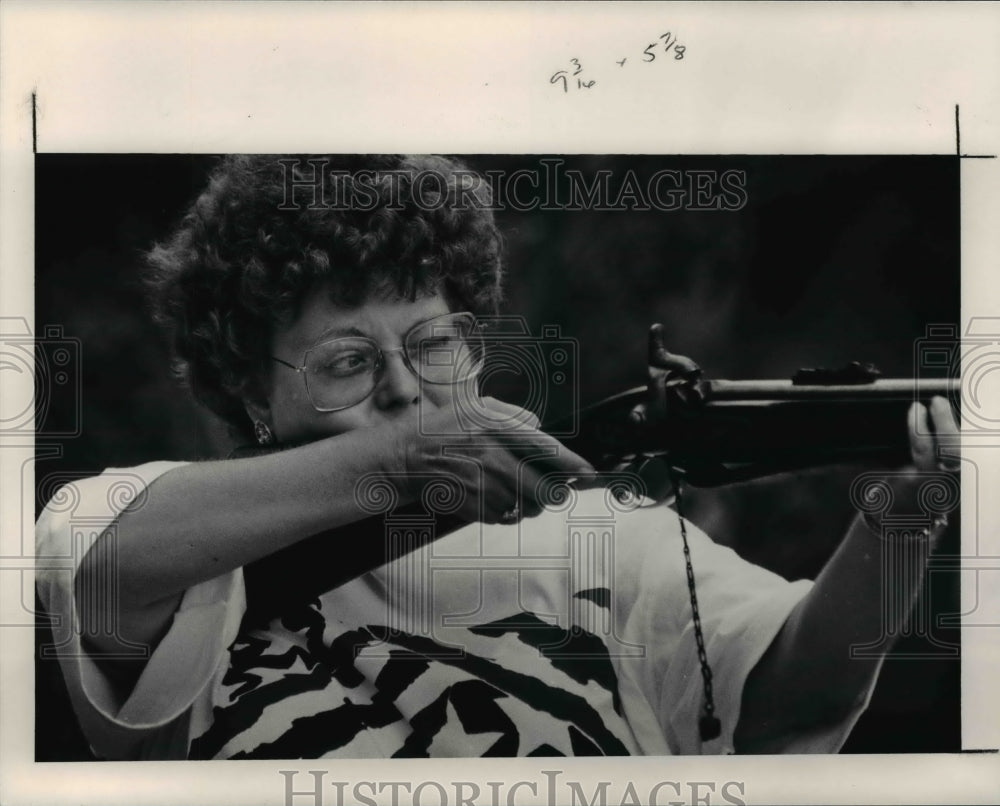 1991 Press Photo Rosanna Hintz shooting a musket at the Peter Miller House- Historic Images