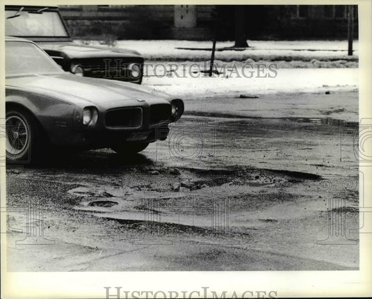 1970 Press Photo Pot hole at E107th S of Burn Ave - Historic Images