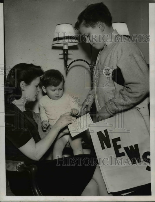 1942 Press Photo Mrs Warren Skinnies, David Allen Skinnies & Ramon Strang- Historic Images