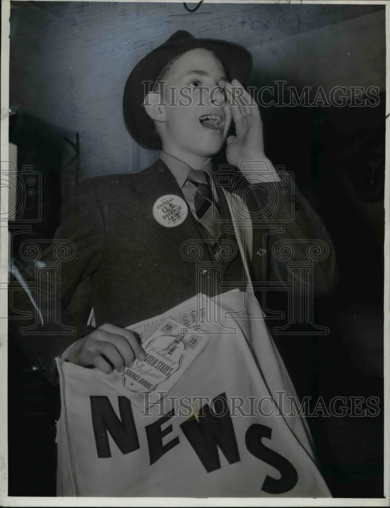 1942 Press Photo Singing Newsboy Charles Nitschke selling defense stamps &amp; bonds- Historic Images