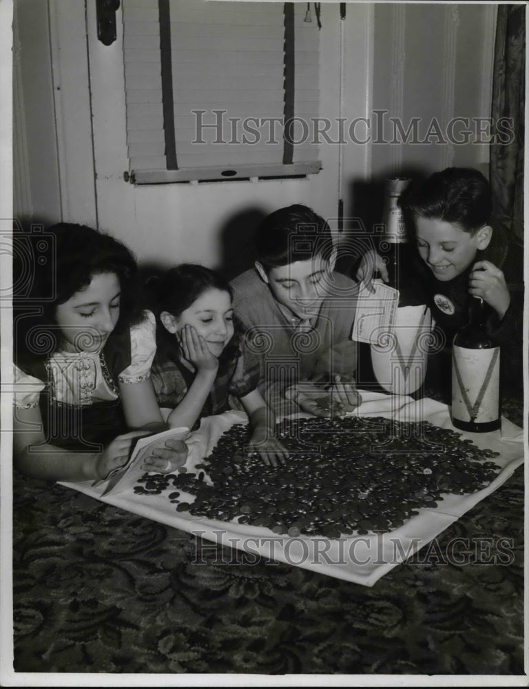 1942 Press Photo Marian, Mildred &amp; Athony DiMarco counts coins for defense bonds- Historic Images