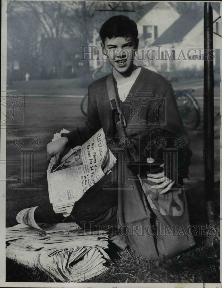 1947 Press Photo News Carrier Charles Rusch with buddy Lucky - Historic Images