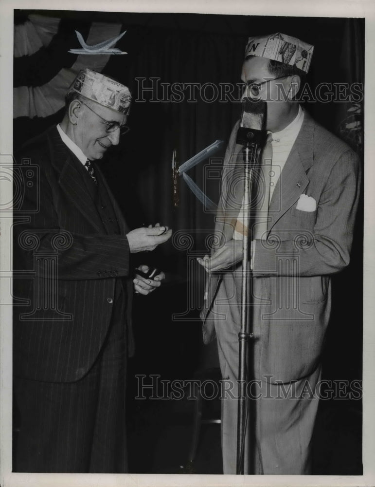 Load image into Gallery viewer, 1951 Press Photo Varsity News Employees - cva65832
