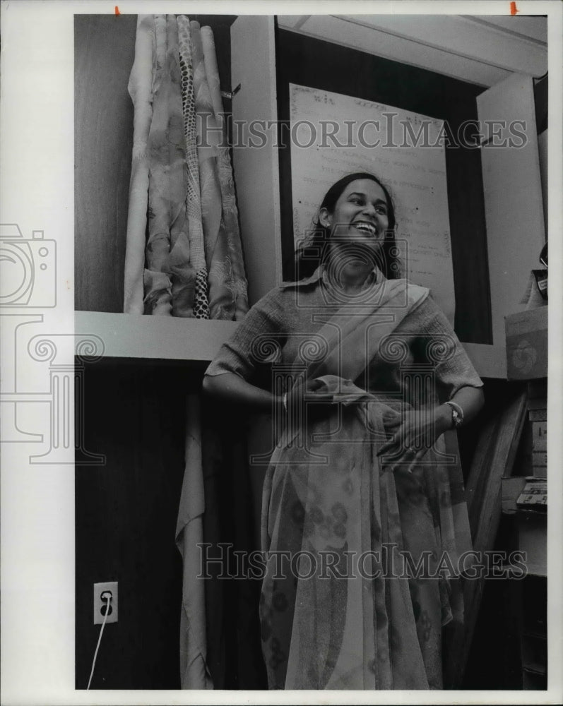 1977 Press Photo Vijaya Srivastava as she shows how to drape a sari - Historic Images