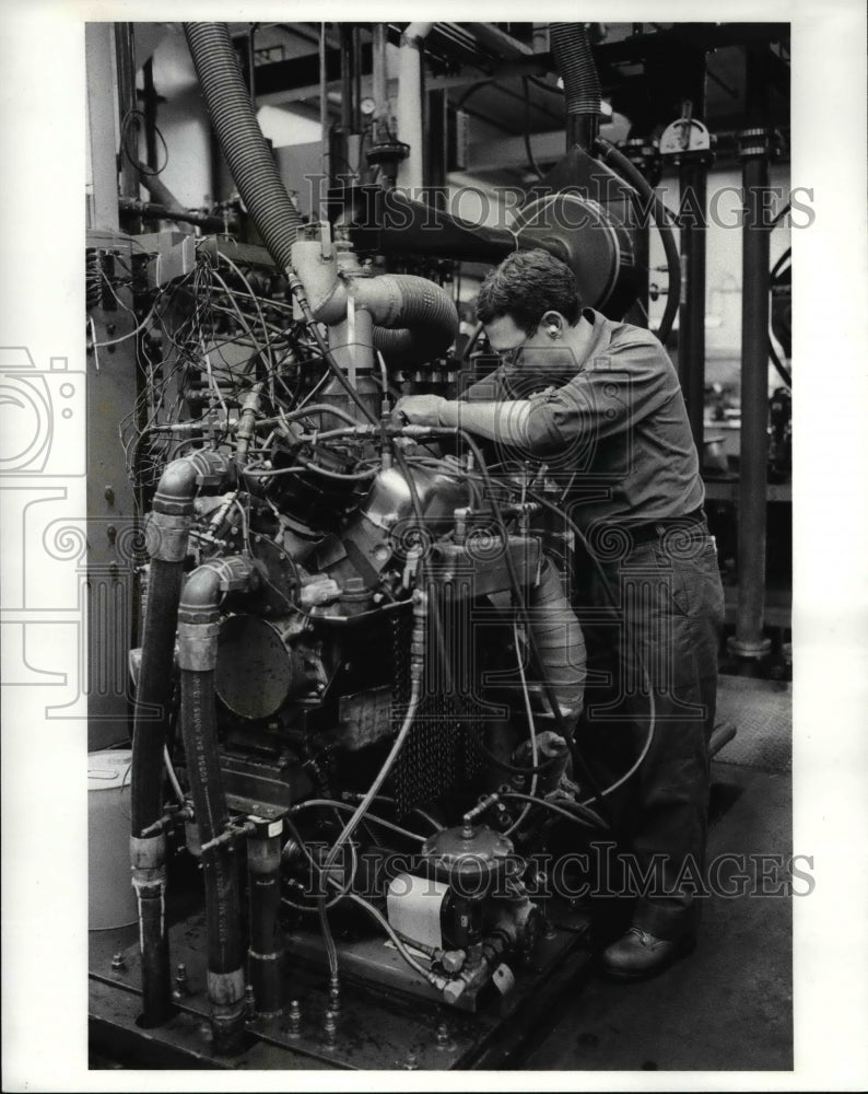 1988 Press Photo Larry Hamilton at Lubrizol Corp - Historic Images