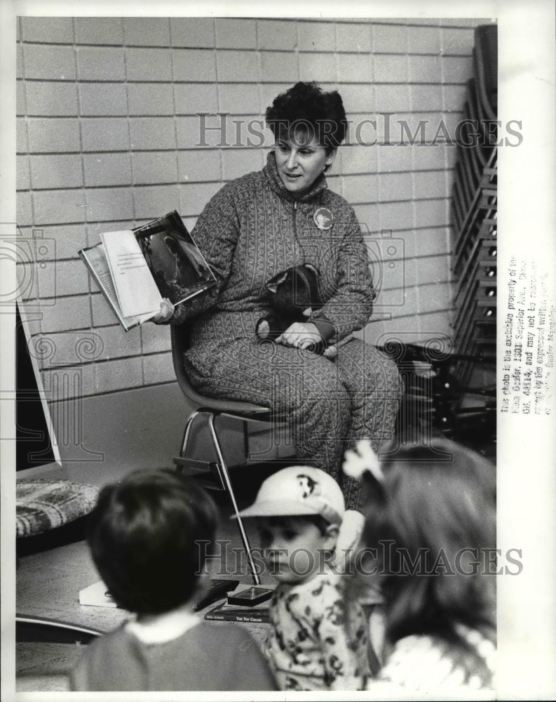 1989 Press Photo The Garfields Heights Librarian, Gladys Rossi - Historic Images