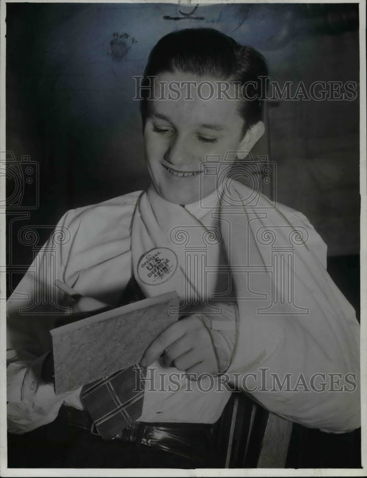 1942 Press Photo A broken arm failed to dampen the spirit of Joseph Capka- Historic Images
