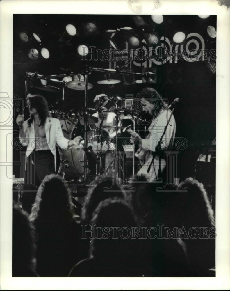 Load image into Gallery viewer, 1989 Press Photo The singers at the Akron Agora Club - cva66027
