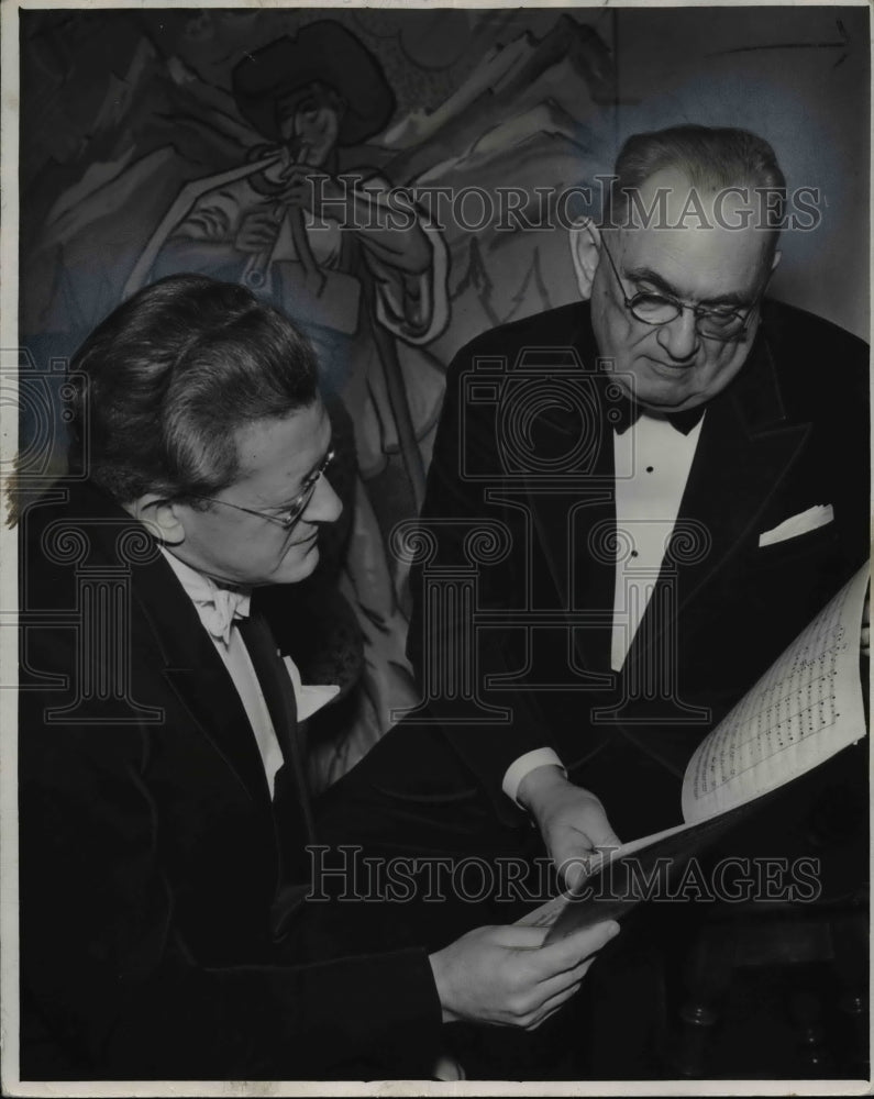 1941 Press Photo Conductor Arthur Rodzinski shows Elmore Bacon in conducting- Historic Images