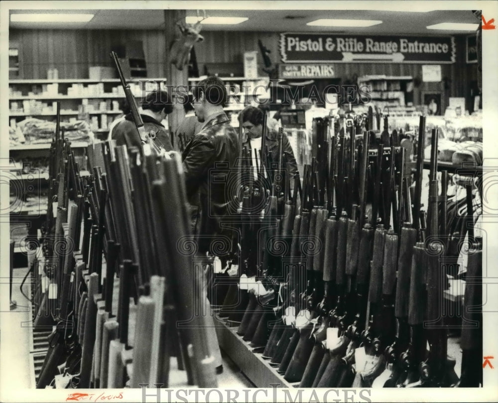 1981 Press Photo Rifle buyers at a gun store. - Historic Images