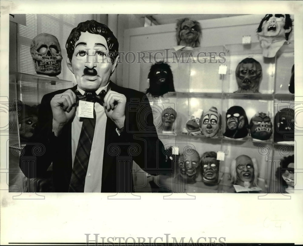 1986 Press Photo Christer Holtze of Cleveland tried on a variety of masks- Historic Images