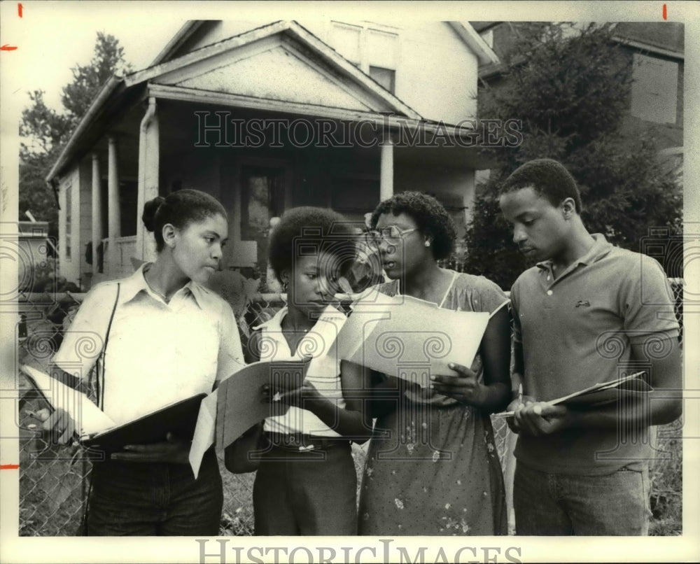 1980 Press Photo The Kids Inspecting Homes and Lots - Historic Images