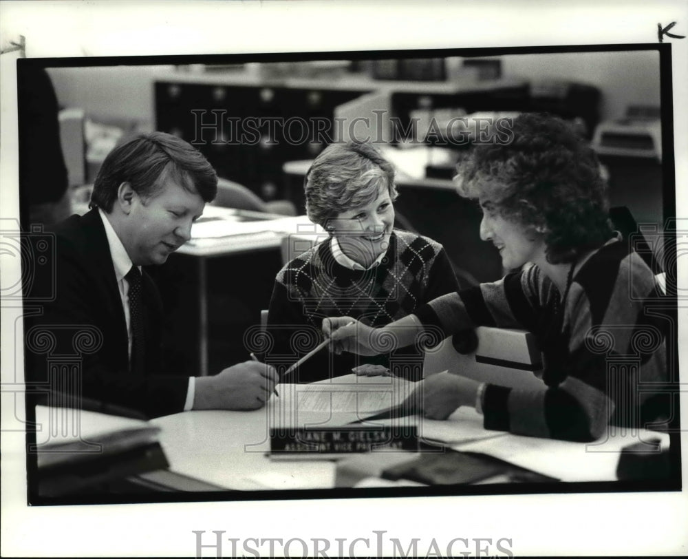 1986 Press Photo Jeanne & John Bernier getting loan at Federal Savings & Loans