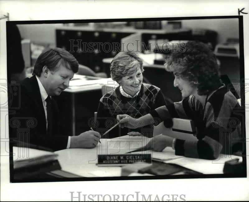 Load image into Gallery viewer, 1986 Press Photo Jeanne &amp; John Bernier getting loan at Federal Savings &amp; Loans

