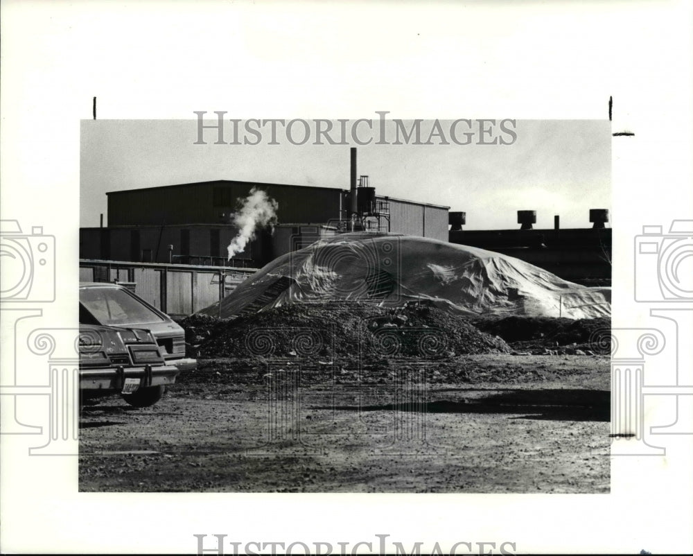 1991 Press Photo Radioactive Waste Removed from McGean-Rohco Inc.- Historic Images