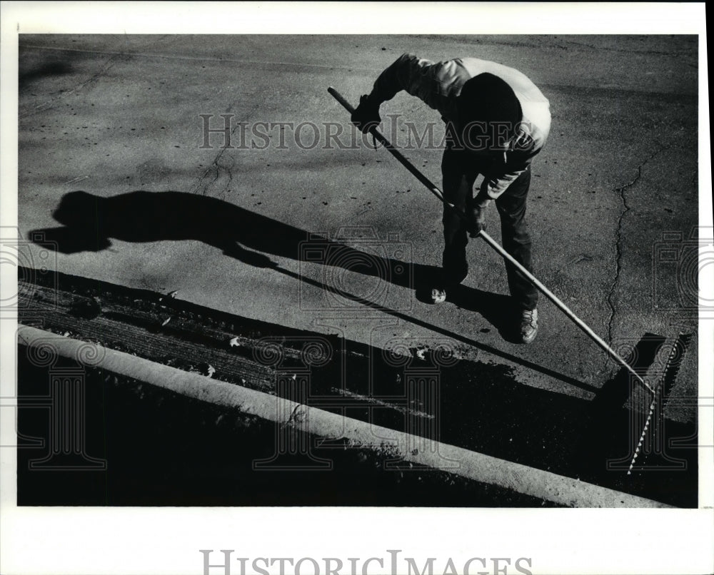 1990 Press Photo William Jordan, North Coast paving Company crew- Historic Images