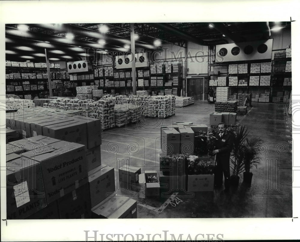 1990 Press Photo Mark Scavetta in an $8M perishable food distribution center- Historic Images