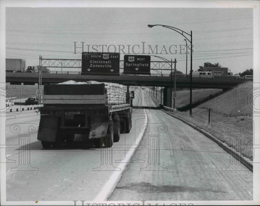 1967 Press Photo The Highway signs to Cincinnati from Columbus- Historic Images