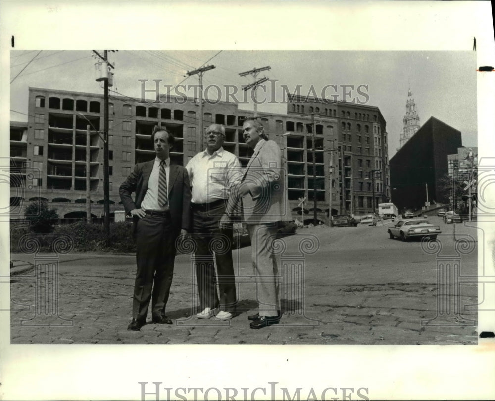 1984 Press Photo John Neeley, John Neeley &amp; L.B. McKelvey at River Bend Condo- Historic Images