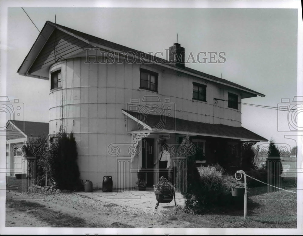 1960 Press Photo The Triple Silo, comfortable four room house- Historic Images