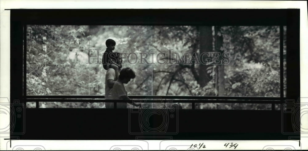 1991 Press Photo A young family along the Lorain Community College- Historic Images