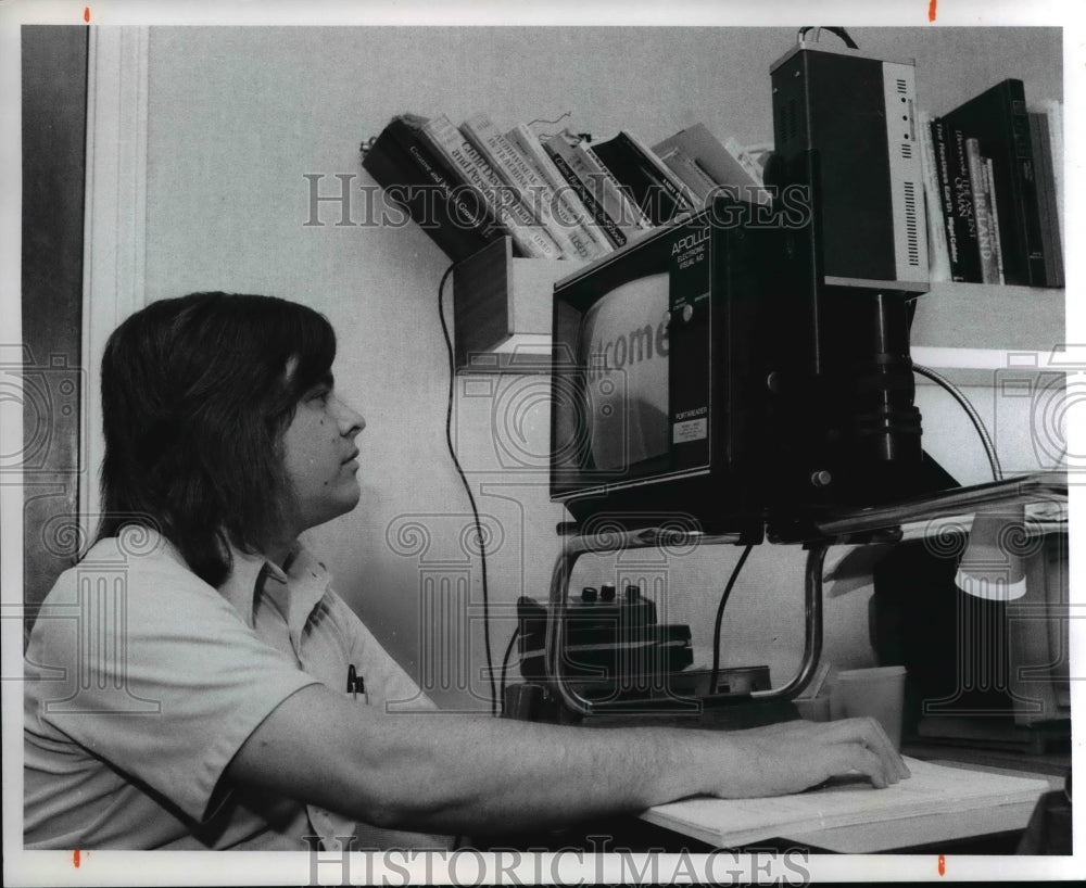 1975 Press Photo Bob Haag Partially Blind Works at Portareader Using Magnifier- Historic Images