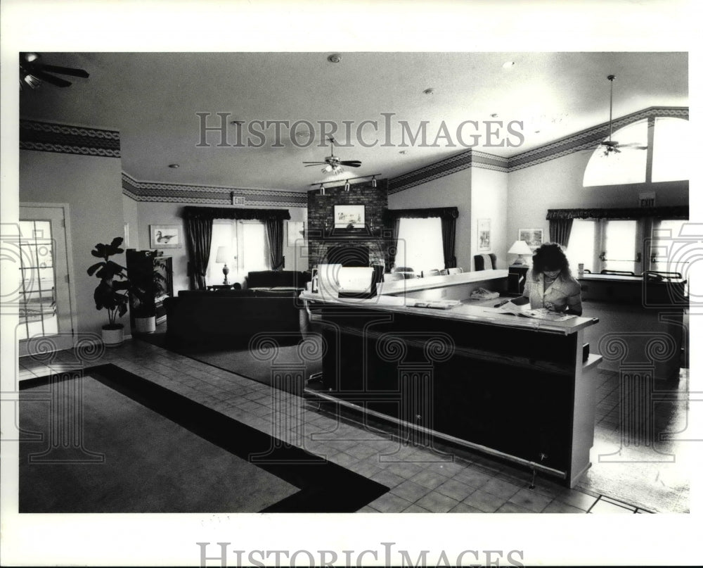 1991 Press Photo Elegant Room Inside Sturbridge Apartment in Westford Circle- Historic Images