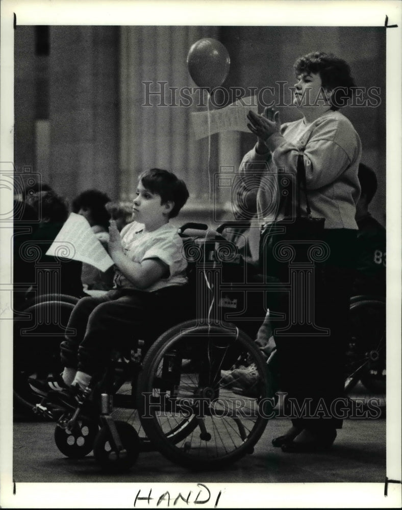 1990 Press Photo Doug Lange with her mother Sherri Lange - Historic Images