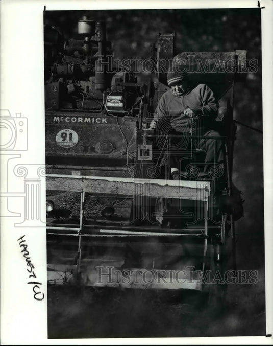 1990 Press Photo Russell Lauer during the farm harvest- Historic Images