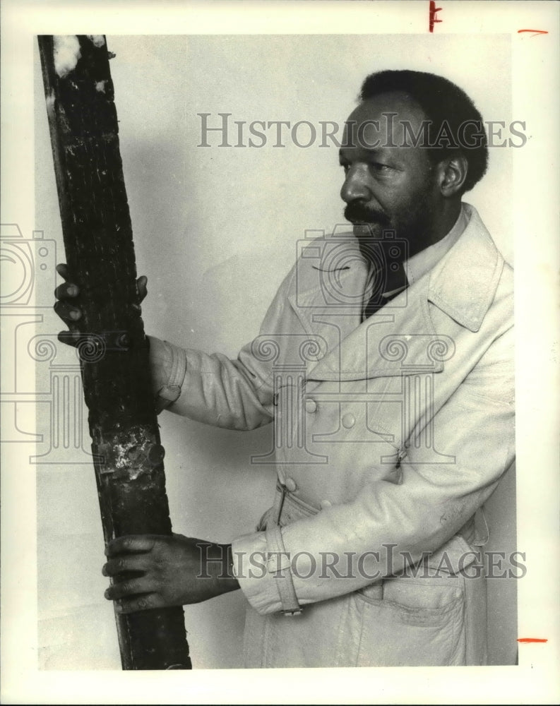 1990 Press Photo Councilman Franklin, looks at door frame with deadbolt lock i- Historic Images