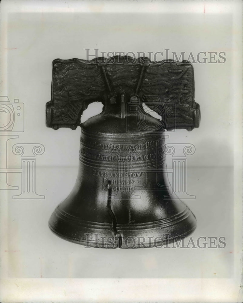 1975 Press Photo Liberty Bell, Bicentennial Souvenir - Historic Images