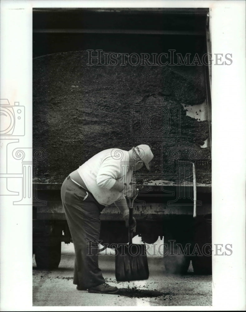 1991 Press Photo Summit County Engineer employee Wiley Wymanlets- Historic Images