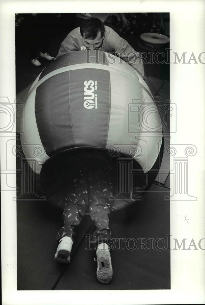 1991 Press Photo The Boy With His Dad at the Gymboree - Historic Images